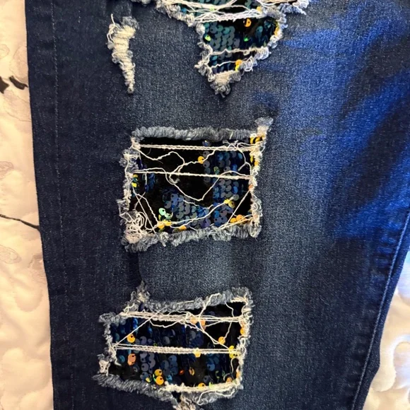 DG2 Distressed Women’s Jeans , sequin backing , so very pretty , - Picture 2 of 6